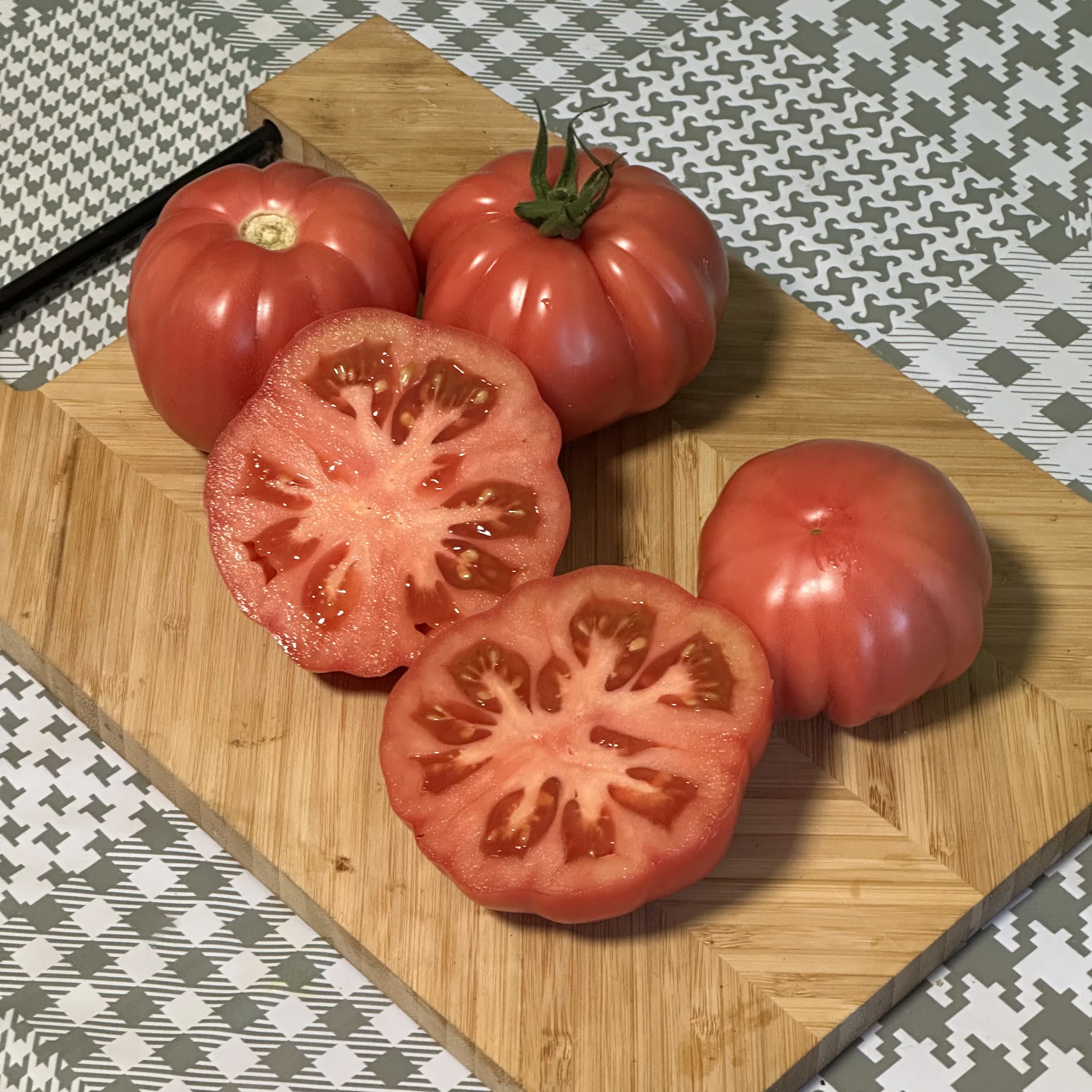 Pomidor Rosamunda w przekroju - różowy, soczysty, aromatyczny